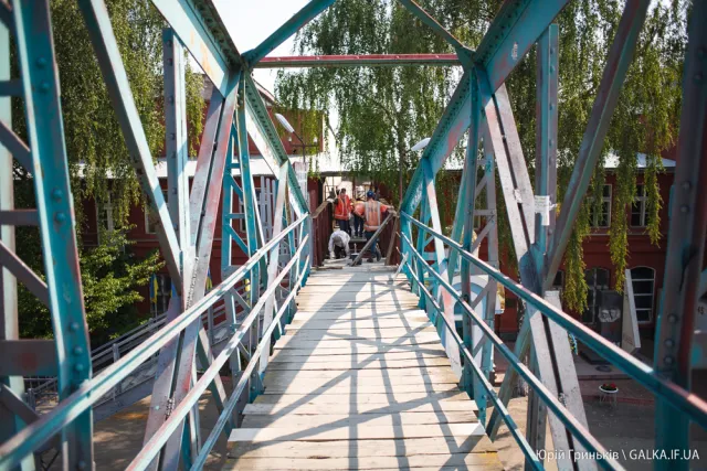 У Франківську у зв'язку з ремонтними роботами перекрито міст на вокзалі — фото 3