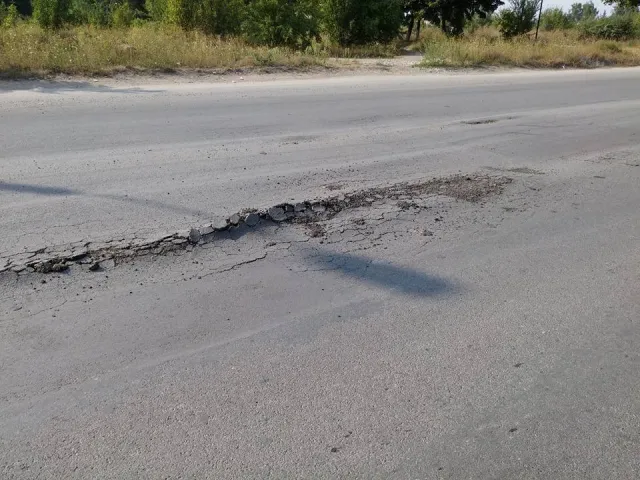 Цьогоріч відремонтована вулиця Юності знову потребує ремонту (фото) — фото 2