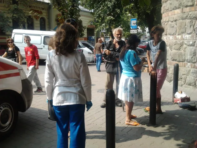 Міліція та представник міськради не змогли забрати з центру безхатька (фото) — фото 1