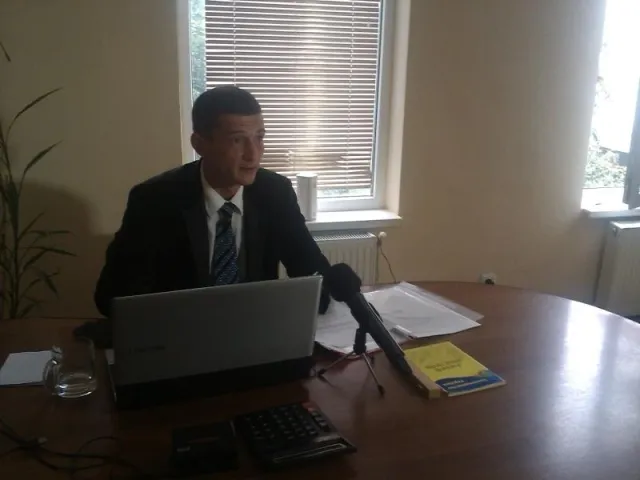 Труна, зашморг та мило: Саме такі "подарунки" активісти принесли на прес-конференцію "Опозиційного блоку" (фото) — фото 1