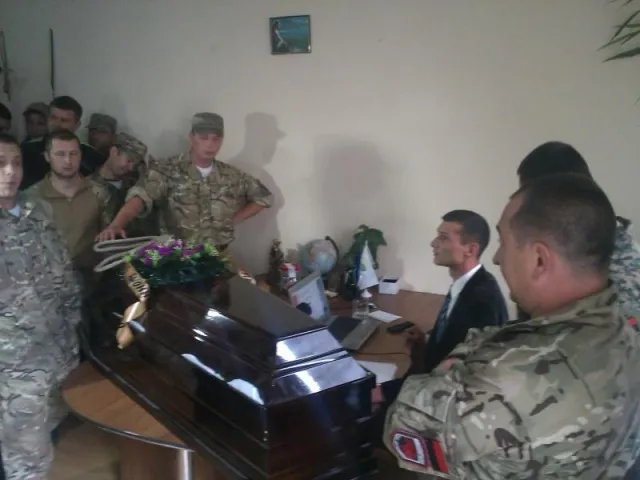 Труна, зашморг та мило: Саме такі "подарунки" активісти принесли на прес-конференцію "Опозиційного блоку" (фото) — фото 2