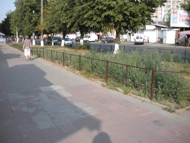 У Франківську вирішили за допомогою парканів вигнати стихійних торговців (фото) — фото 1