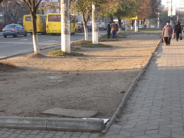 У Франківську вирішили за допомогою парканів вигнати стихійних торговців (фото) — фото 2