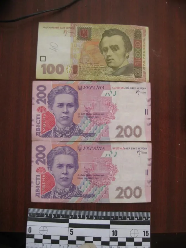 На Прикарпатті засудженому у колонії передали гроші, мобільні телефони та канабіс (фото) — фото 1