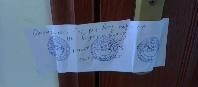Слідчі опечатали  вхідні двері кабінету заступника начальника управління Держземагенства в Івано-Франківську (фото) — фото 2