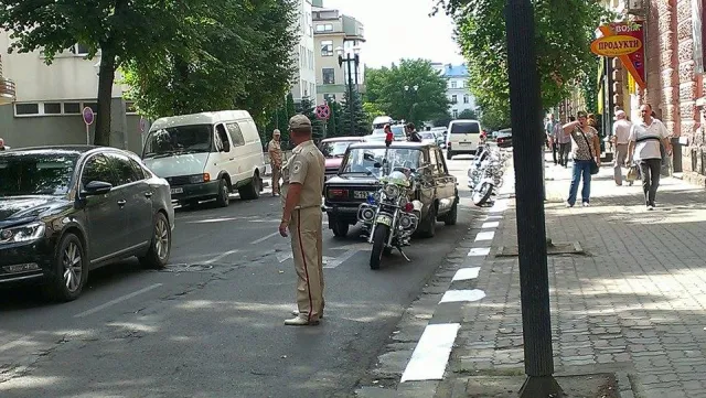 В результаті аварії на Грушевського, пішохід потрапив до лікарні (фото) — фото 1