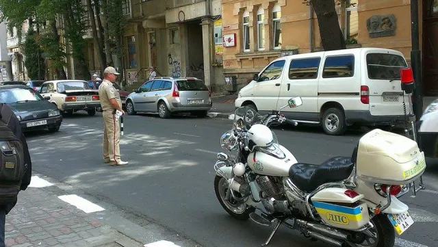 В результаті аварії на Грушевського, пішохід потрапив до лікарні (фото) — фото 2