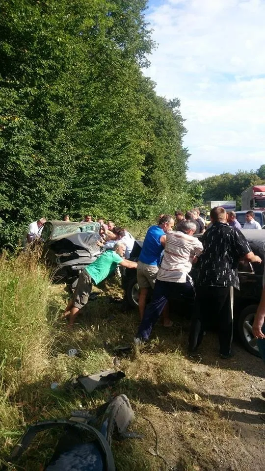 На Калуській трасі сталася жахлива аварія. На місце події виїхали три "швидких" (фото) — фото 2