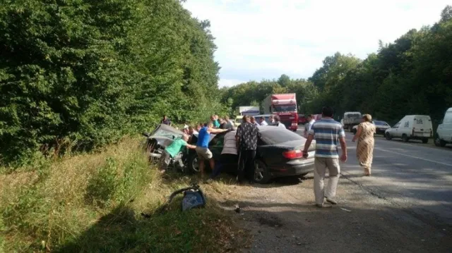 На Калуській трасі сталася жахлива аварія. На місце події виїхали три "швидких" (фото) — фото 3