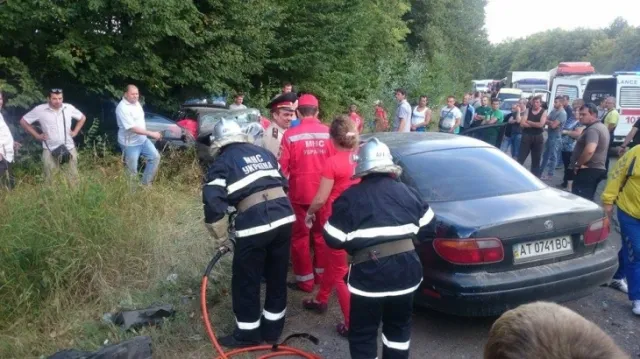 На Калуській трасі сталася жахлива аварія. На місце події виїхали три "швидких" (фото) — фото 5