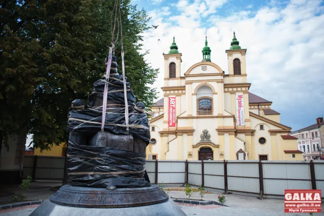 До Франківська привезли пам’ятник Андрею Шептицькому (фото) — фото 10