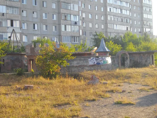 У Франківську унікальний замок перетворився на притон для наркоманів та пияків (фото) — фото 1