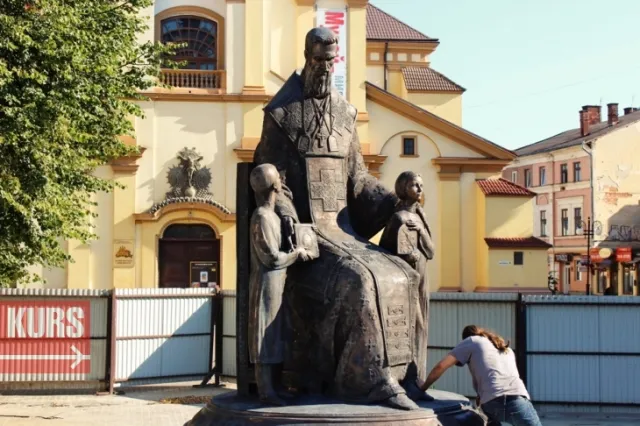 "Гендальф з двома хоббітами" - іванофранківці про пам'ятник Шептицькому (фото) — фото 1