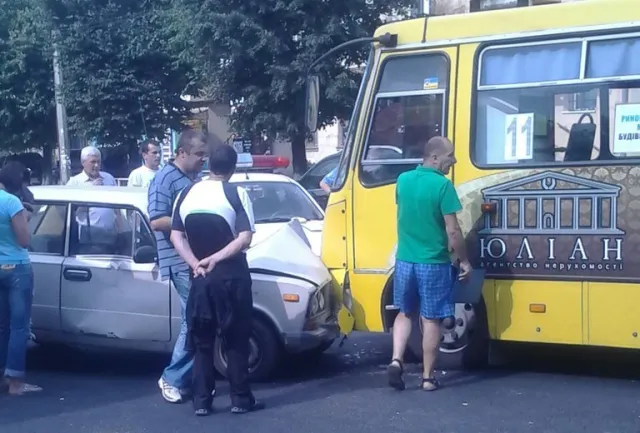 У Франківську водій маршрутки спричинив аварію (фото) — фото 1