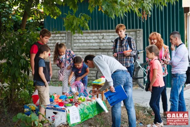 Франківські діти продають іграшки для допомоги бійцям АТО (фото) — фото 1