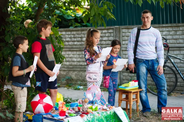Франківські діти продають іграшки для допомоги бійцям АТО (фото) — фото 5