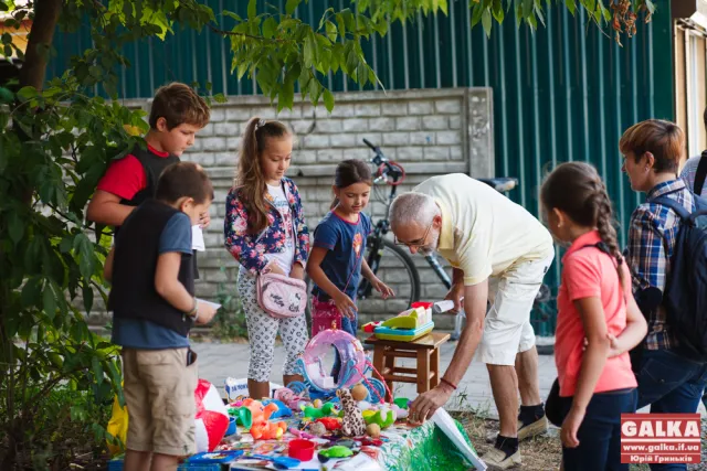 Франківські діти продають іграшки для допомоги бійцям АТО (фото) — фото 8
