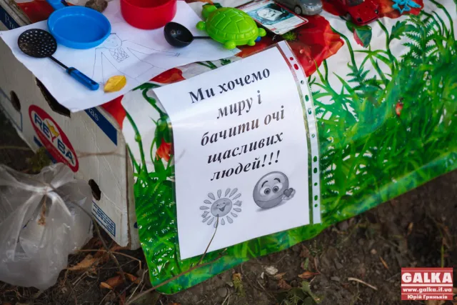 Франківські діти продають іграшки для допомоги бійцям АТО (фото) — фото 9
