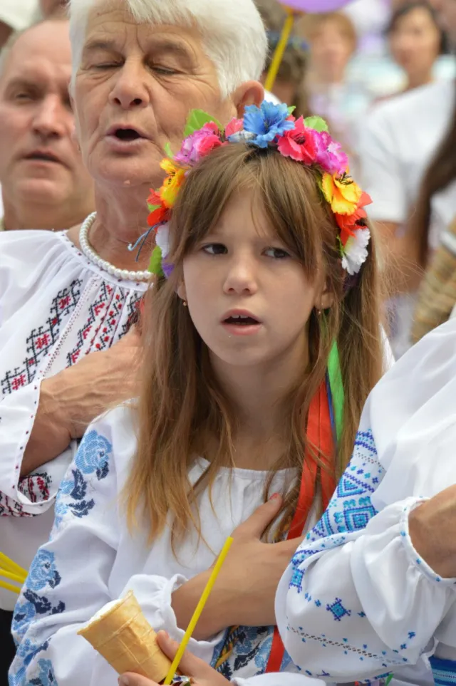 Тисячі франківців вийшли на парад вишиванок (фото+відео) — фото 1