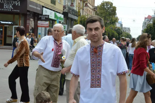 Тисячі франківців вийшли на парад вишиванок (фото+відео) — фото 11
