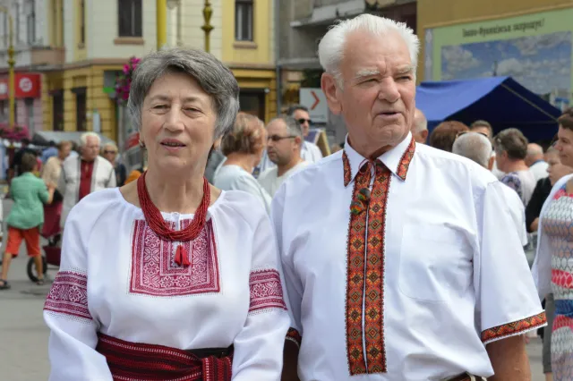 Тисячі франківців вийшли на парад вишиванок (фото+відео) — фото 12