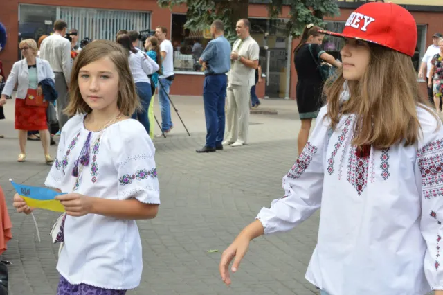 Тисячі франківців вийшли на парад вишиванок (фото+відео) — фото 13