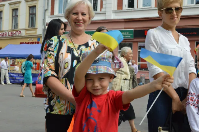 Тисячі франківців вийшли на парад вишиванок (фото+відео) — фото 14
