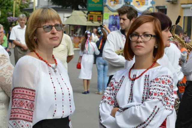 Тисячі франківців вийшли на парад вишиванок (фото+відео) — фото 18