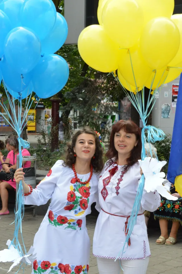 Тисячі франківців вийшли на парад вишиванок (фото+відео) — фото 19