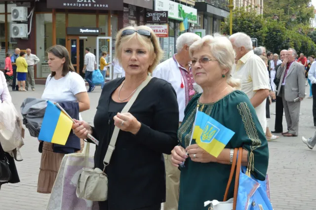 Тисячі франківців вийшли на парад вишиванок (фото+відео) — фото 5