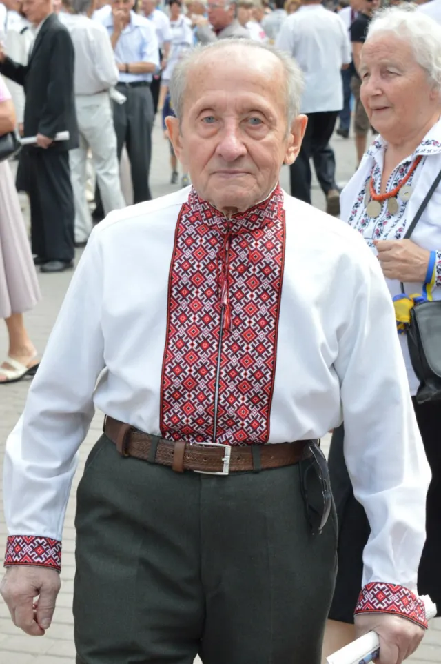 Тисячі франківців вийшли на парад вишиванок (фото+відео) — фото 6