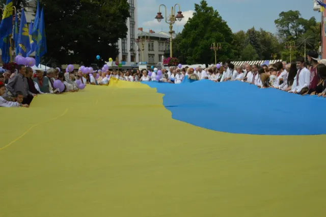 Тисячі франківців вийшли на парад вишиванок (фото+відео) — фото 7