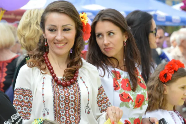 Тисячі франківців вийшли на парад вишиванок (фото+відео) — фото 8