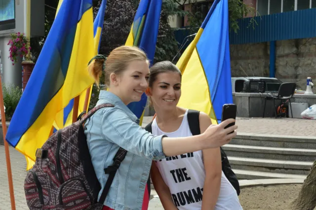 Тисячі франківців вийшли на парад вишиванок (фото+відео) — фото 10