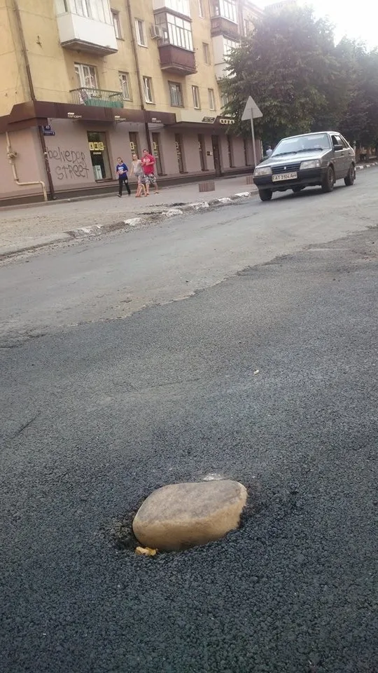 Як у Франківську ремонтують дороги: закатані в асфальт камені, каналізаційні люки і дощові решітки (фото) — фото 1