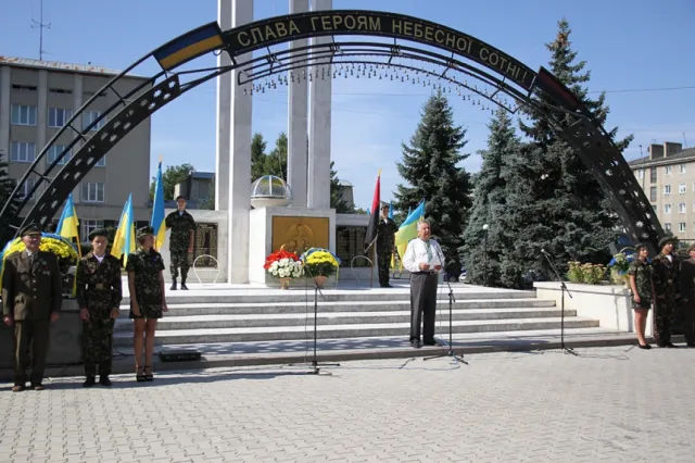 У Тисмениці урочисто відкрили пам’ятник Героям Небесної Сотні (фото) — фото 11