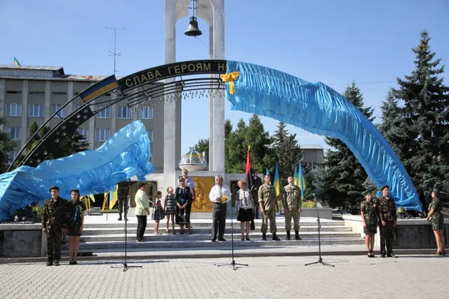 У Тисмениці урочисто відкрили пам’ятник Героям Небесної Сотні (фото) — фото 8