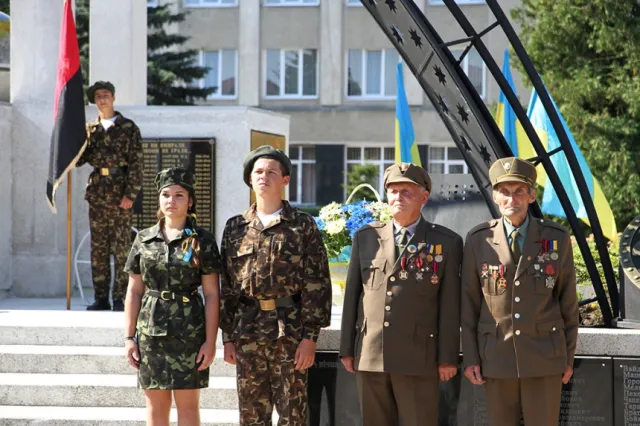 У Тисмениці урочисто відкрили пам’ятник Героям Небесної Сотні (фото) — фото 10