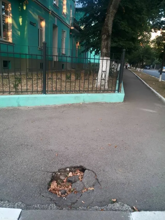 Нещодавно відремонтована вулиця Матейка знову потребує оновлення (фото) — фото 3