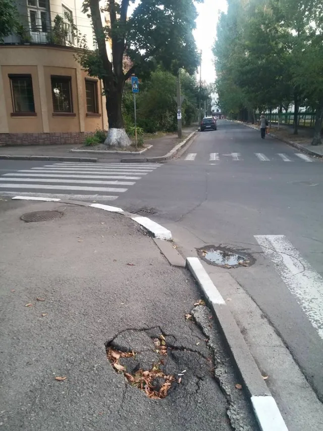 Нещодавно відремонтована вулиця Матейка знову потребує оновлення (фото) — фото 4