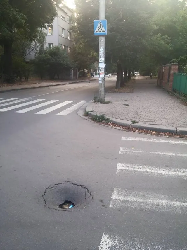 Нещодавно відремонтована вулиця Матейка знову потребує оновлення (фото) — фото 5