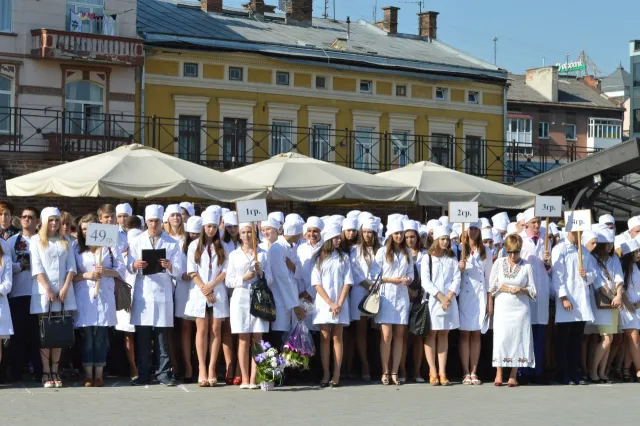 Сьогодні відбулись святкові урочистості щодо посвяти першокурсників ІФНМУ у студенти (фото) — фото 7