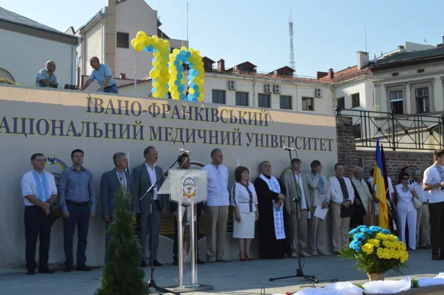 Сьогодні відбулись святкові урочистості щодо посвяти першокурсників ІФНМУ у студенти (фото) — фото 9