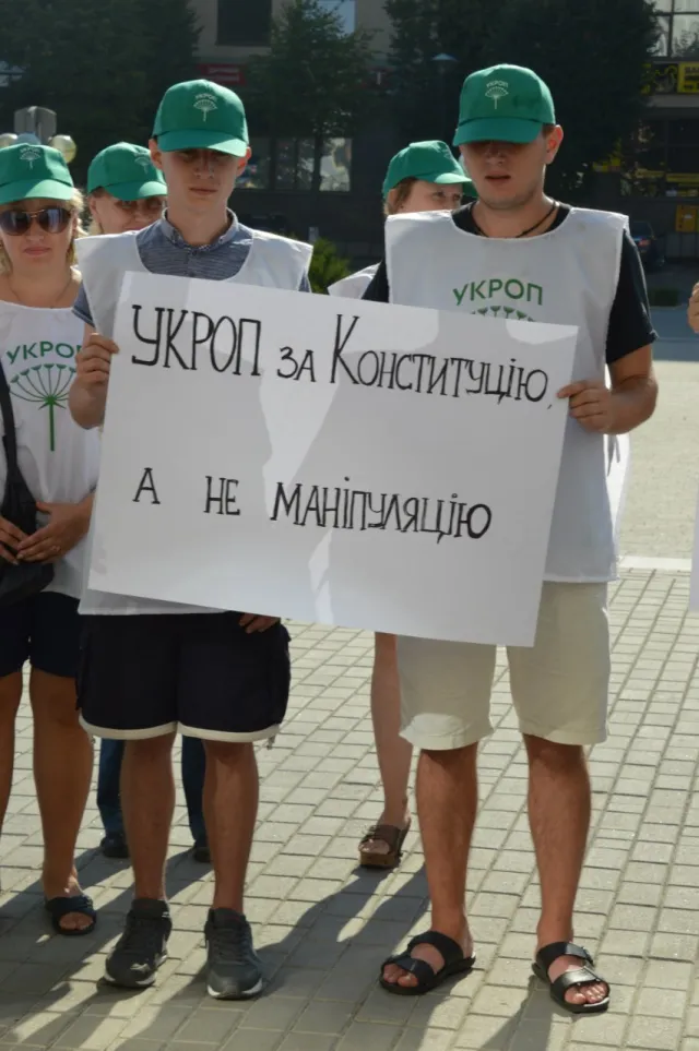 Під стінами ОДА провели мітинг проти внесення змін до конституції України (фото) — фото 1