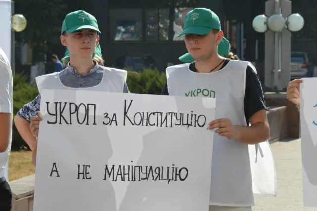 Під стінами ОДА провели мітинг проти внесення змін до конституції України (фото) — фото 5