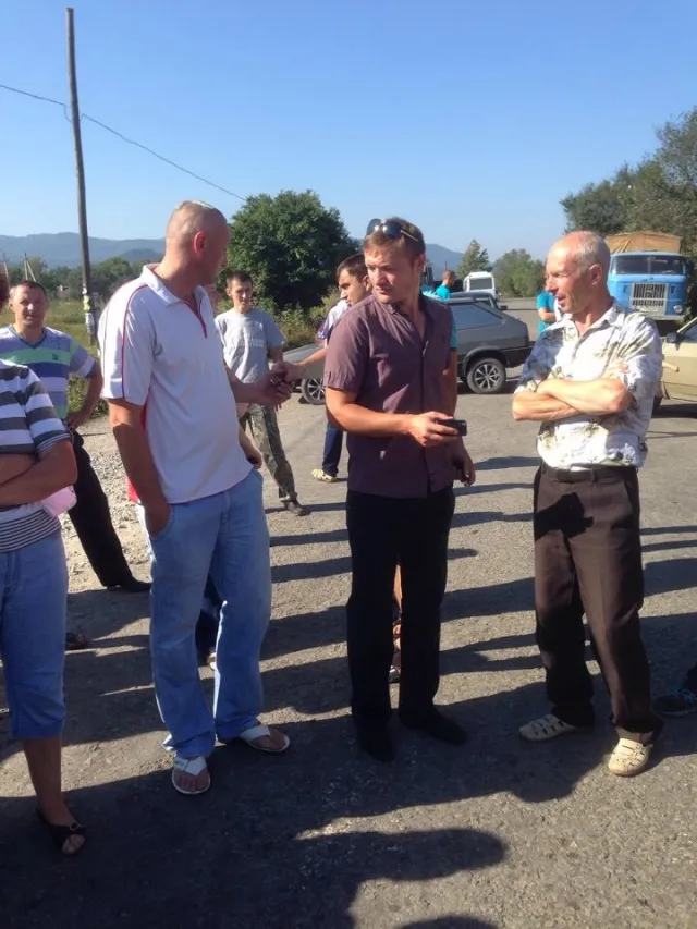 В селі Пасічна, через тотальне бездоріжжя мешканці перекрили автомагістраль Надвірна-Бистриця — фото 1