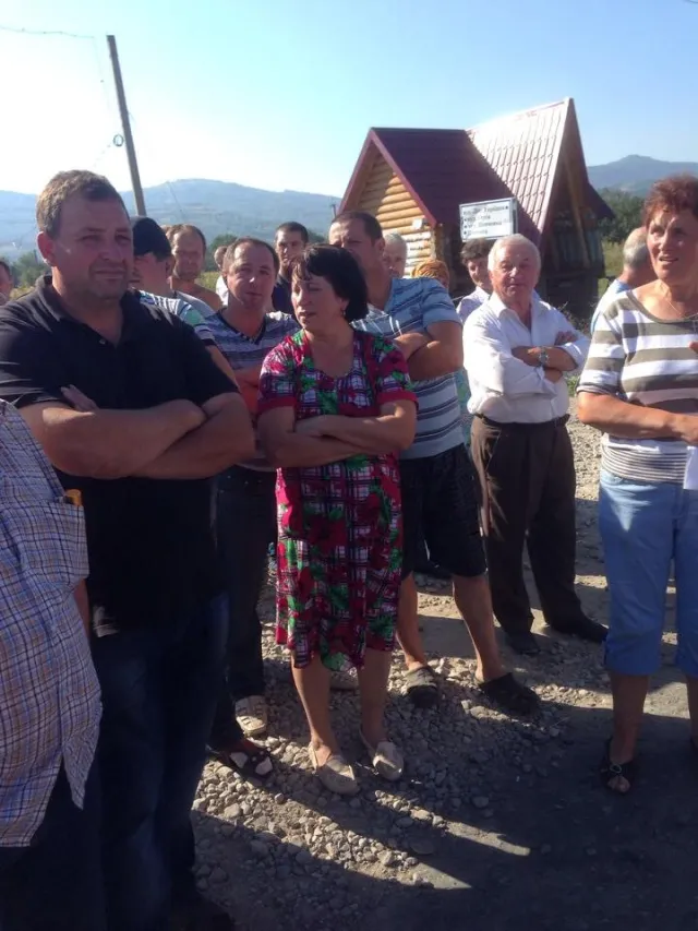 В селі Пасічна, через тотальне бездоріжжя мешканці перекрили автомагістраль Надвірна-Бистриця — фото 2