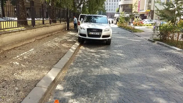 Авторагулі більше не зможуть припаркуватися на Олеся Гончара (фото) — фото 7