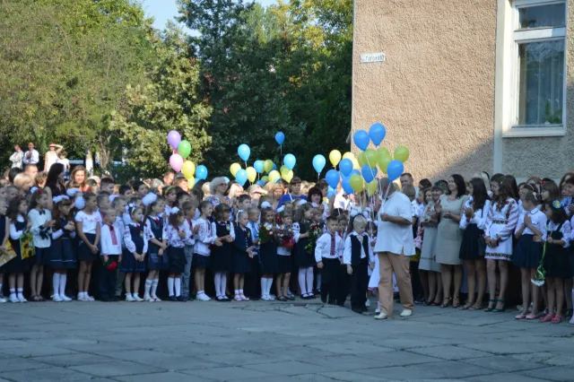 В школах Франківська пролунав перший дзвоник (фото) — фото 11