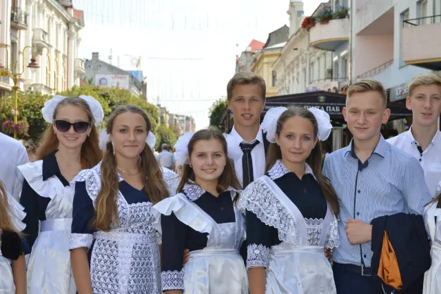 Після урочистостей франківські школярі перемістилися на стометрівку (фото) — фото 4